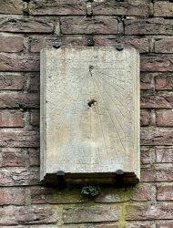 St. Cyprian- und Cornelius-Kirche - Sonnenuhr