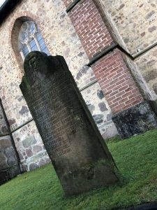 Historische Grabsteine an der St. Cyprian- und Cornelius-Kirche